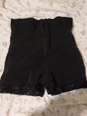 High-Waist Black Shaping Shorts with Lace Trim and Front Zip